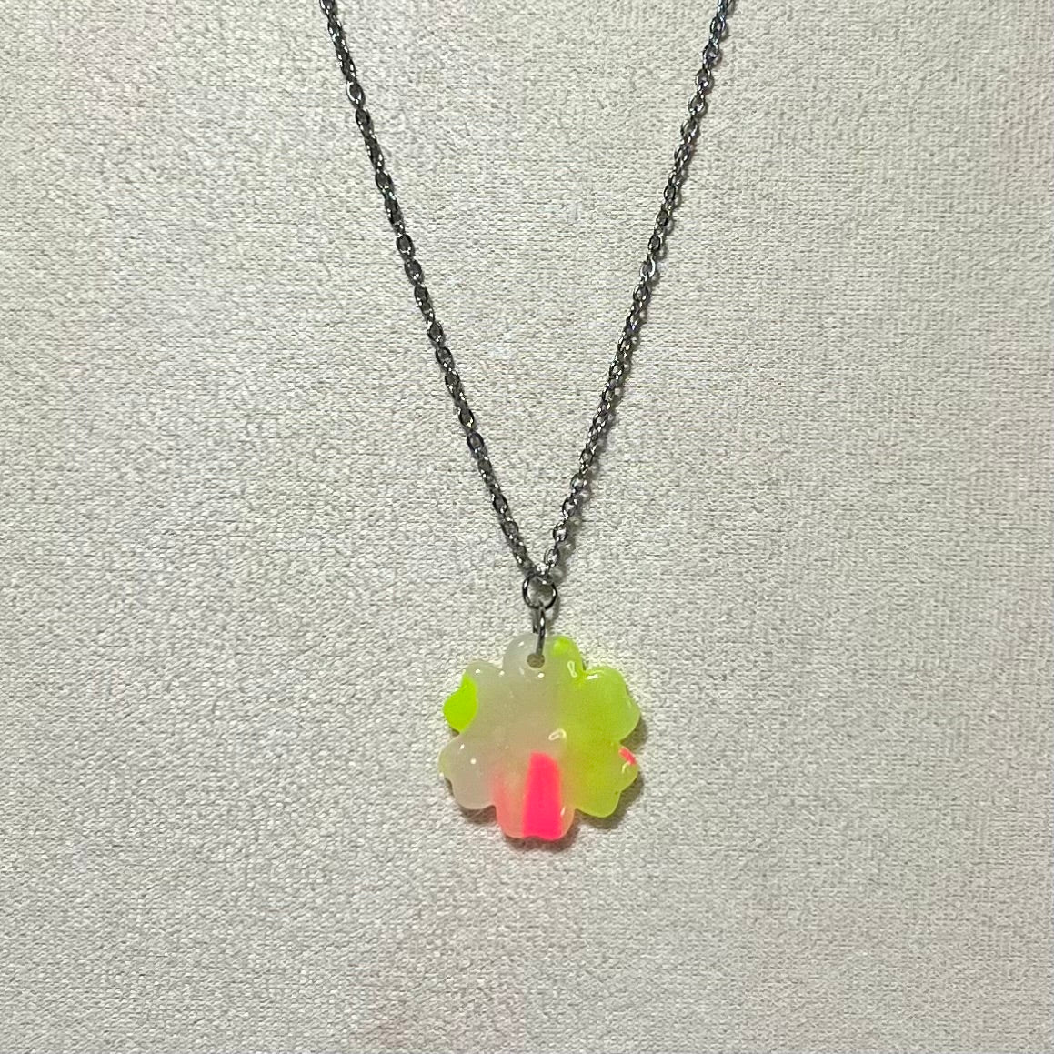 Collier Fluo – Acier inoxydable et pâte polymère | Fleur ou Cœur translucide fluo