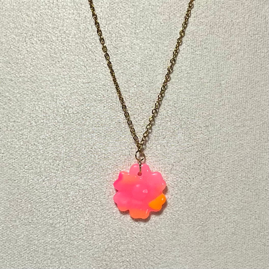 Collier Fluo – Acier inoxydable et pâte polymère | Fleur ou Cœur translucide fluo