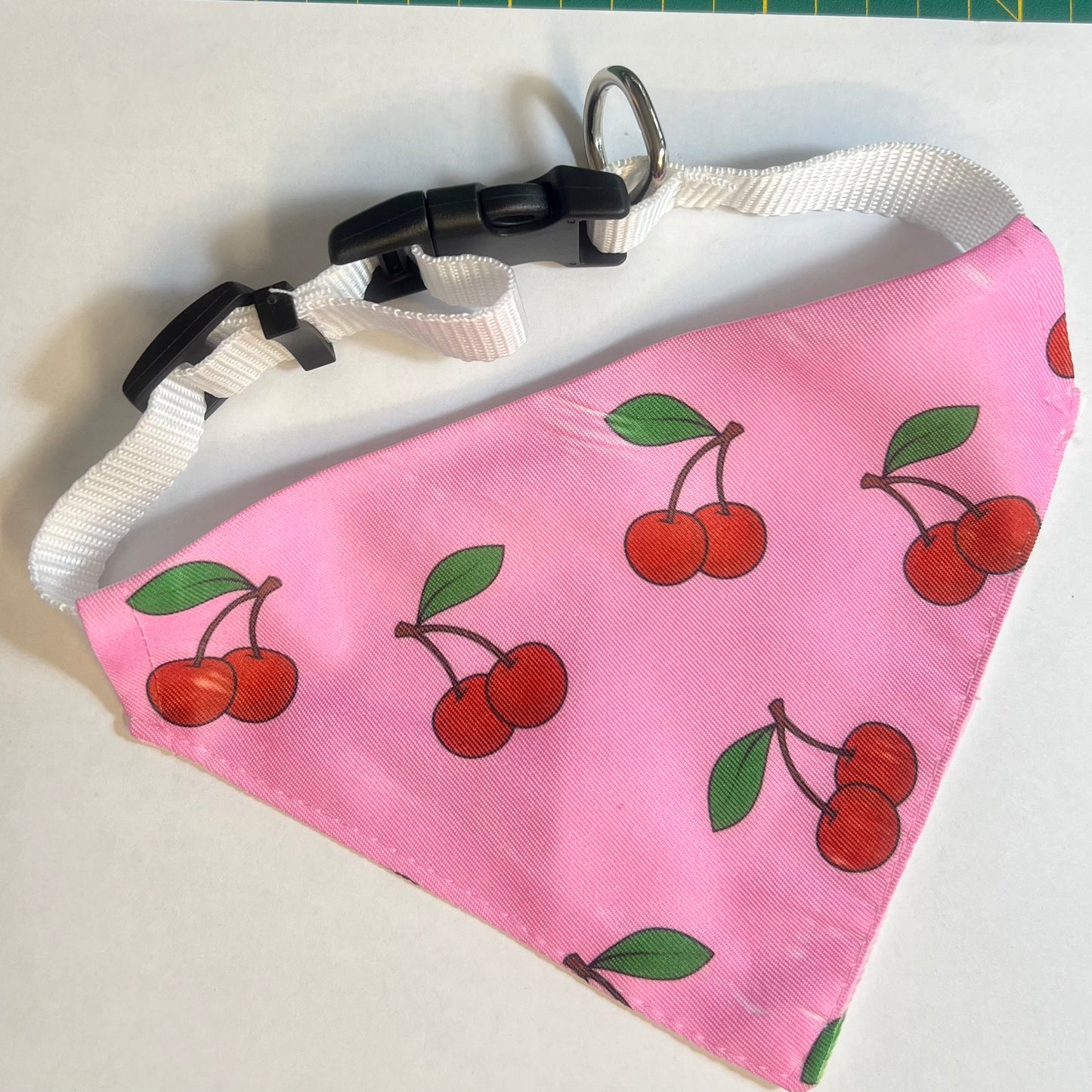 Bandana B003 pour Chien et Chat Réglable – Foulard Animal Coloré avec Anneau pour Médaille