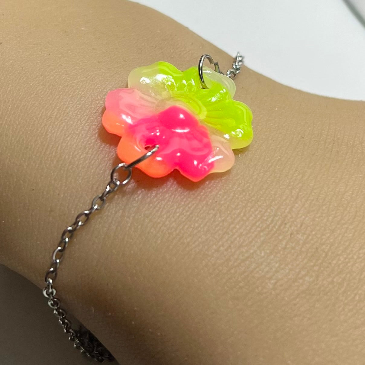 Bracelet Fluo – Acier inoxydable et pâte polymère | Fleur translucide fluo
