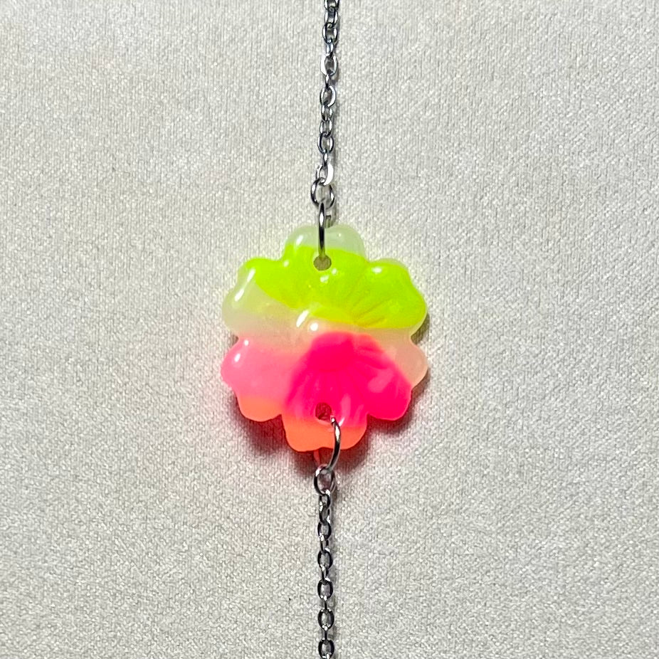 Bracelet Fluo – Acier inoxydable et pâte polymère | Fleur translucide fluo