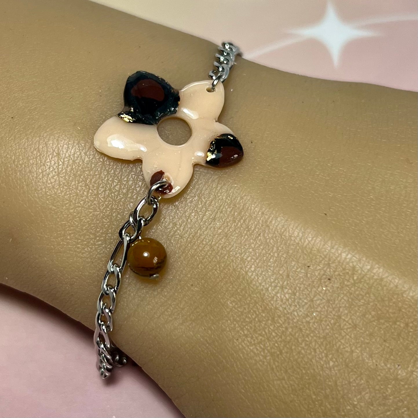 Bracelet Moana – Fleur léopard en pâte polymère, perle d'oeil de tigre et chaîne inoxydable ajustable