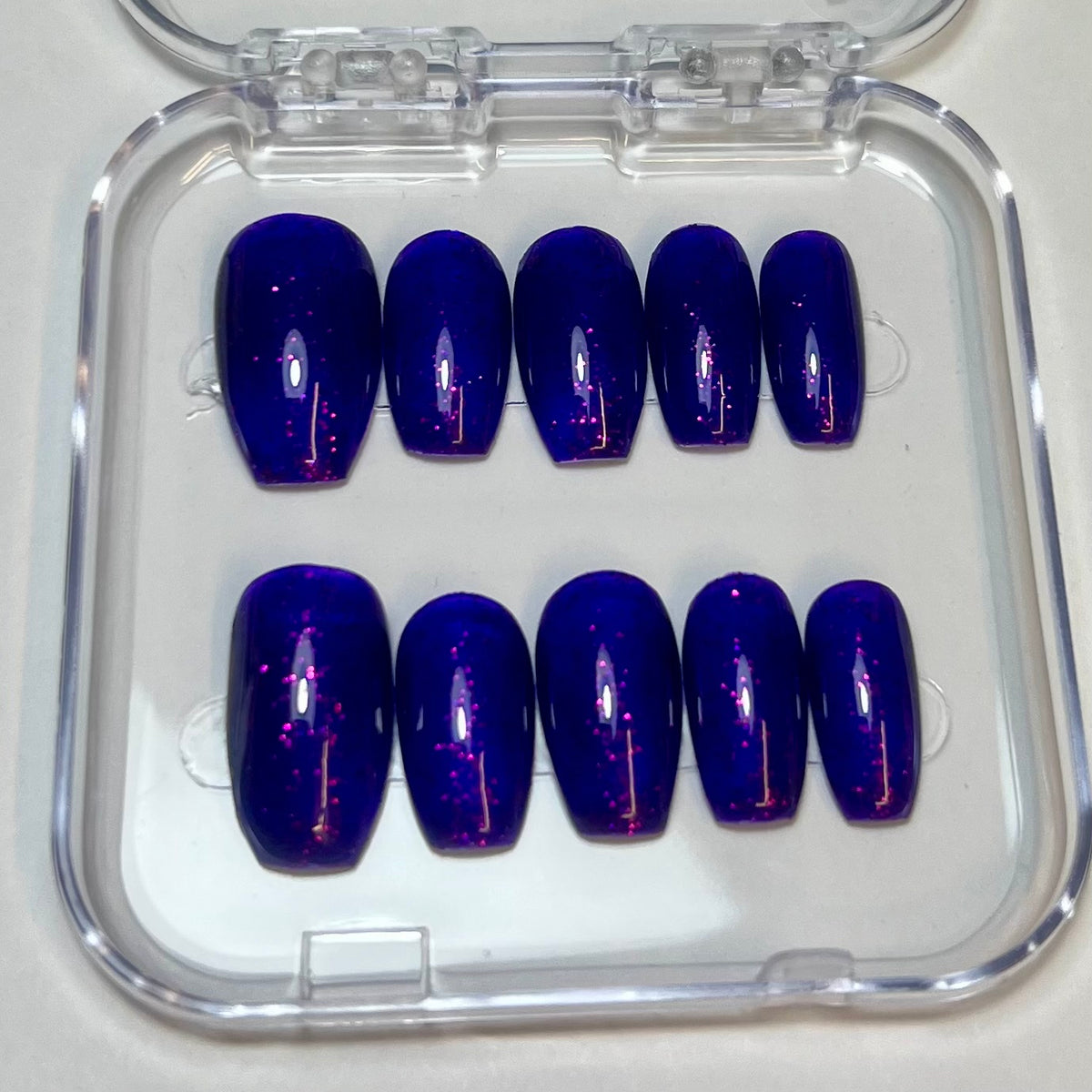 Press On Nails Kokoha modèle 014 oval violets pailletés dans leur boîte