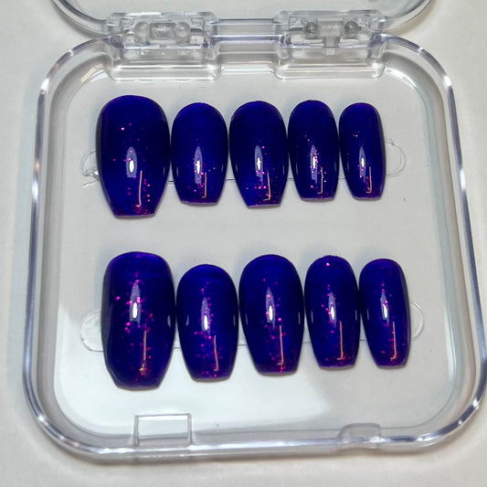 Press On Nails Kokoha modèle 014 oval violets pailletés dans leur boîte