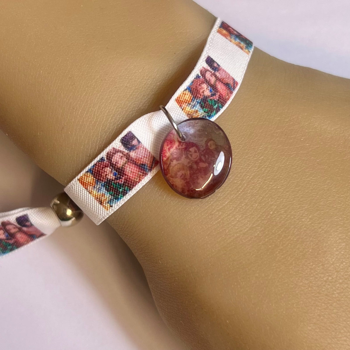 Bracelet en tissu blanc imprimé Demon slayer avec charm assorti et fermeture réglable – Kokoha