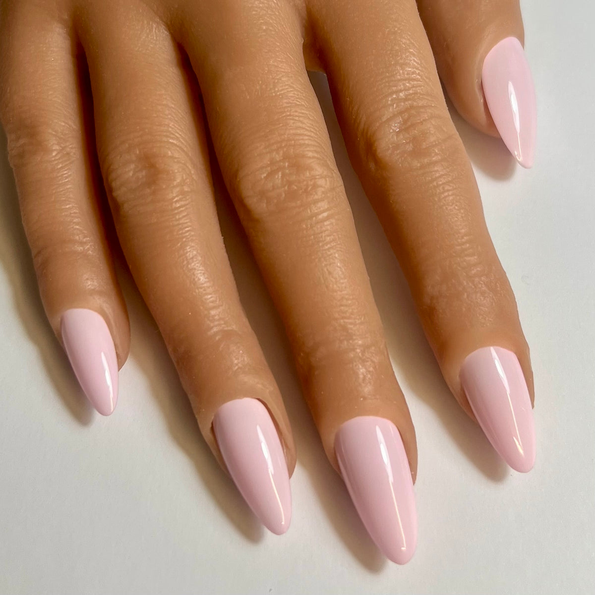 Press On Nails Kokoha modèle 006 amande rose pastel portés sur les ongles