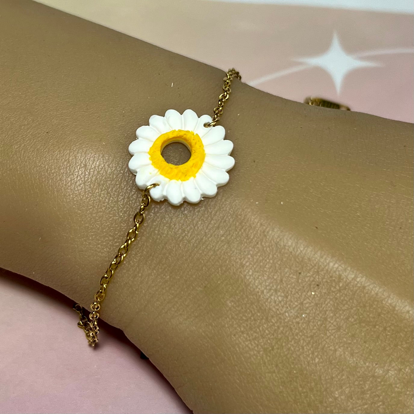 Bracelet Margot – Marguerite en pâte polymère et chaîne en acier inoxydable