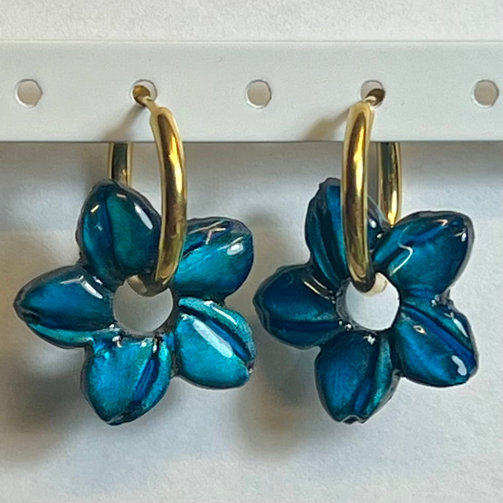 Pampilles Moana (25mm) – Fleurs de tiaré en pâte polymère (vendues par paires, sans créoles)