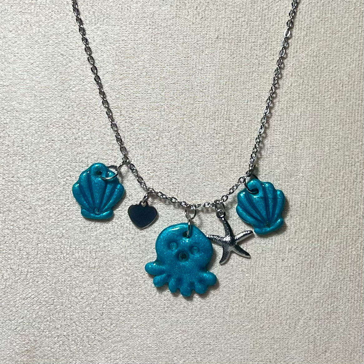 Collier Poulpy – Bijou marin fait main en acier inoxydable et pâte polymère métallisée (4 coloris)