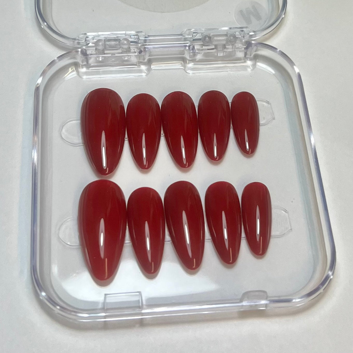 Press On Nails Kokoha modèle 001 amande rouge bordeaux dans leur boîte