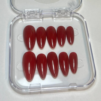 Press On Nails Kokoha modèle 001 amande rouge bordeaux dans leur boîte