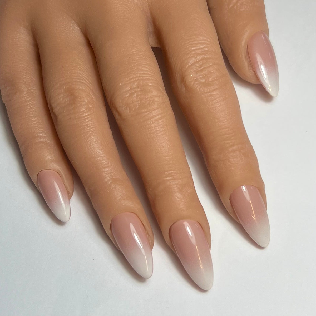 Press On Nails Kokoha modèle 019 amande baby boomer brillant portés sur les ongles