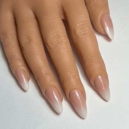 Press On Nails Kokoha modèle 019 amande baby boomer brillant portés sur les ongles