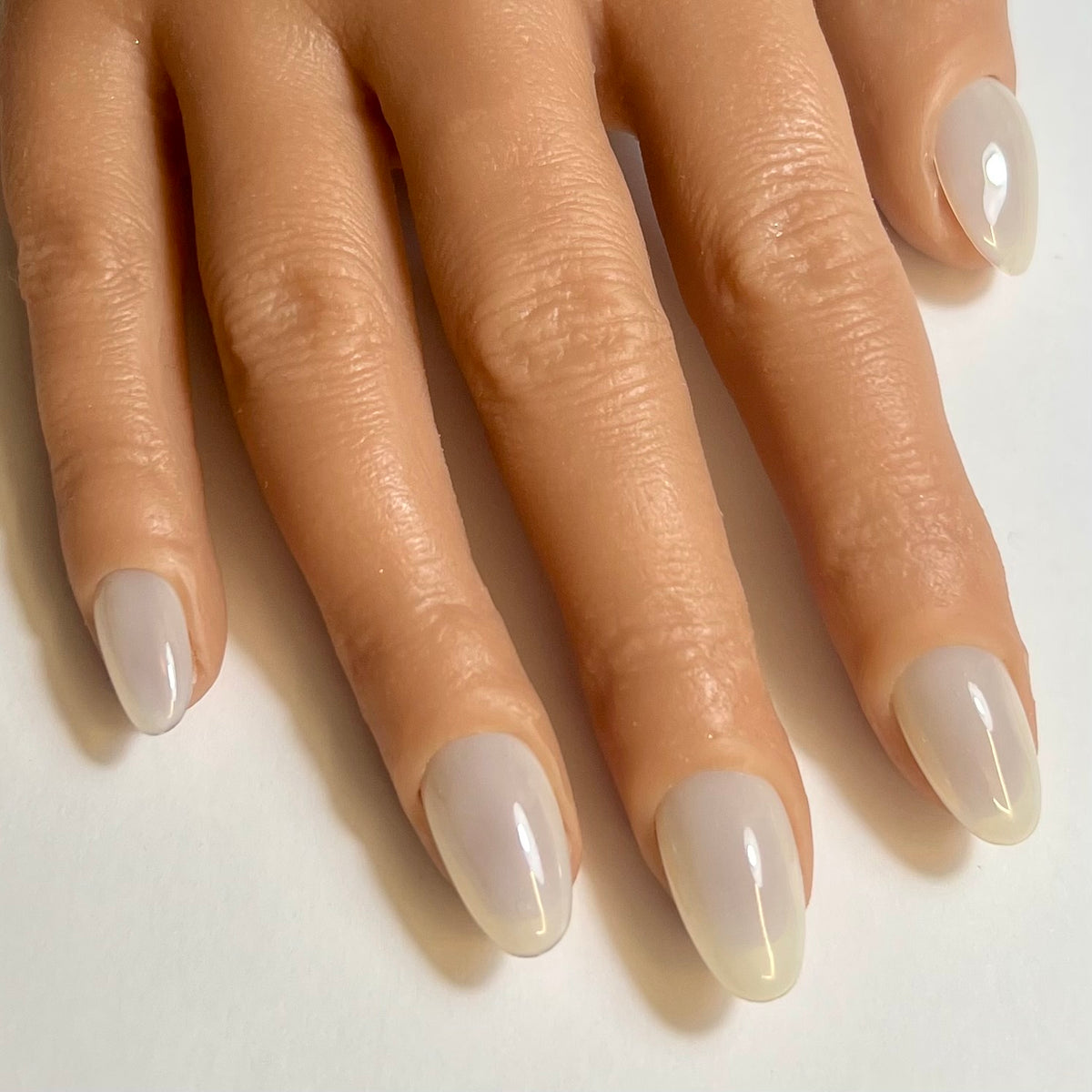 Press On Nails Kokoha modèle 003 oval blanc laiteux translucide portés sur les ongles