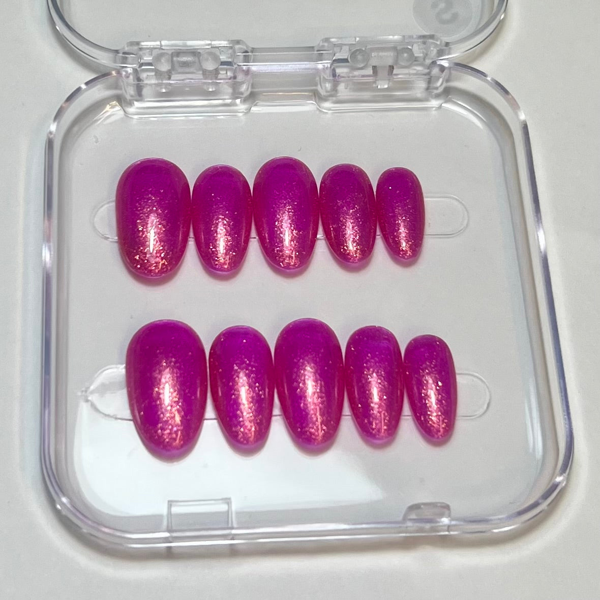 Press On Nails Kokoha modèle 010 rose fuchsia irisé doré dans leur boîte