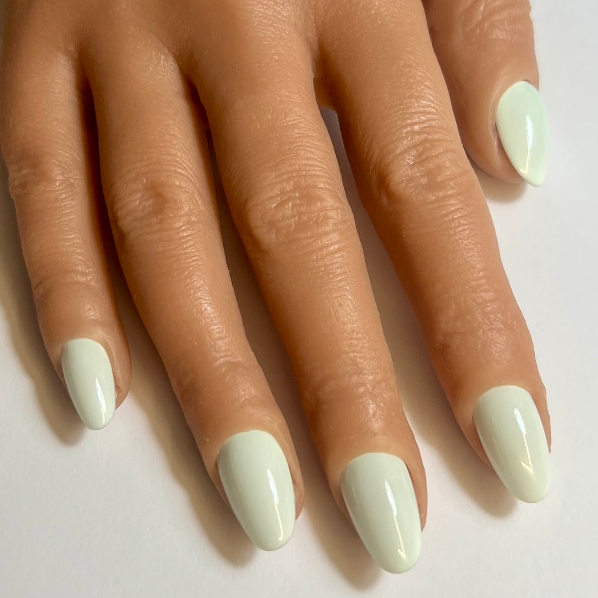 Press On Nails Kokoha modèle 009 Oval vert pastel portés sur les ongles