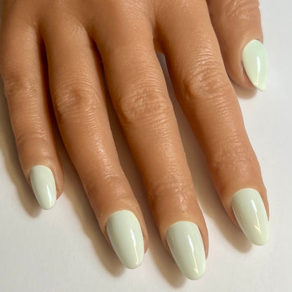 Press On Nails Kokoha modèle 009 Oval vert pastel portés sur les ongles