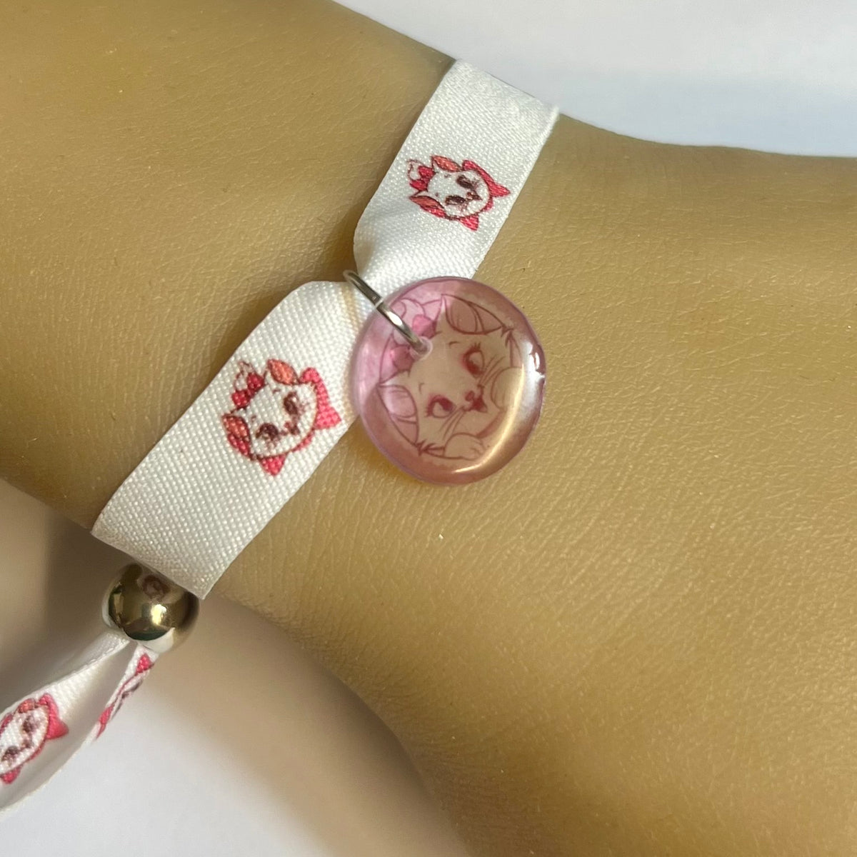 Bracelet en tissu blanc imprimé Marie avec charm assorti et fermeture réglable – Kokoha