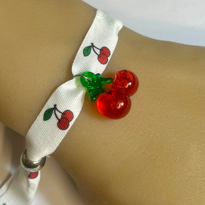 Bracelet en tissu imprimé cerises avec charm cerise rouge assorti et fermeture réglable – Kokoha