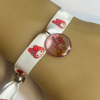 Bracelet en tissu imprimé My Melody avec charm rose assorti et perle coulissante réglable – Kokoha