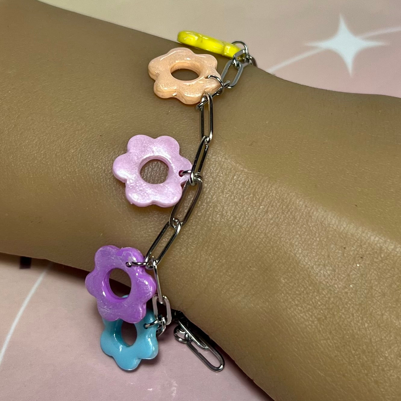 Bracelet Multi Flora Nacré Pastel – Fleurs en pâte polymère et chaîne inoxydable ajustable