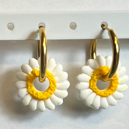 Pampilles Margot (20mm) – Fleurs marguerite en pâte polymère (vendues par paires, sans créoles)