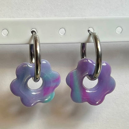 Pampilles Flora (20mm) – Paires de fleurs en pâte polymère (sans créoles)