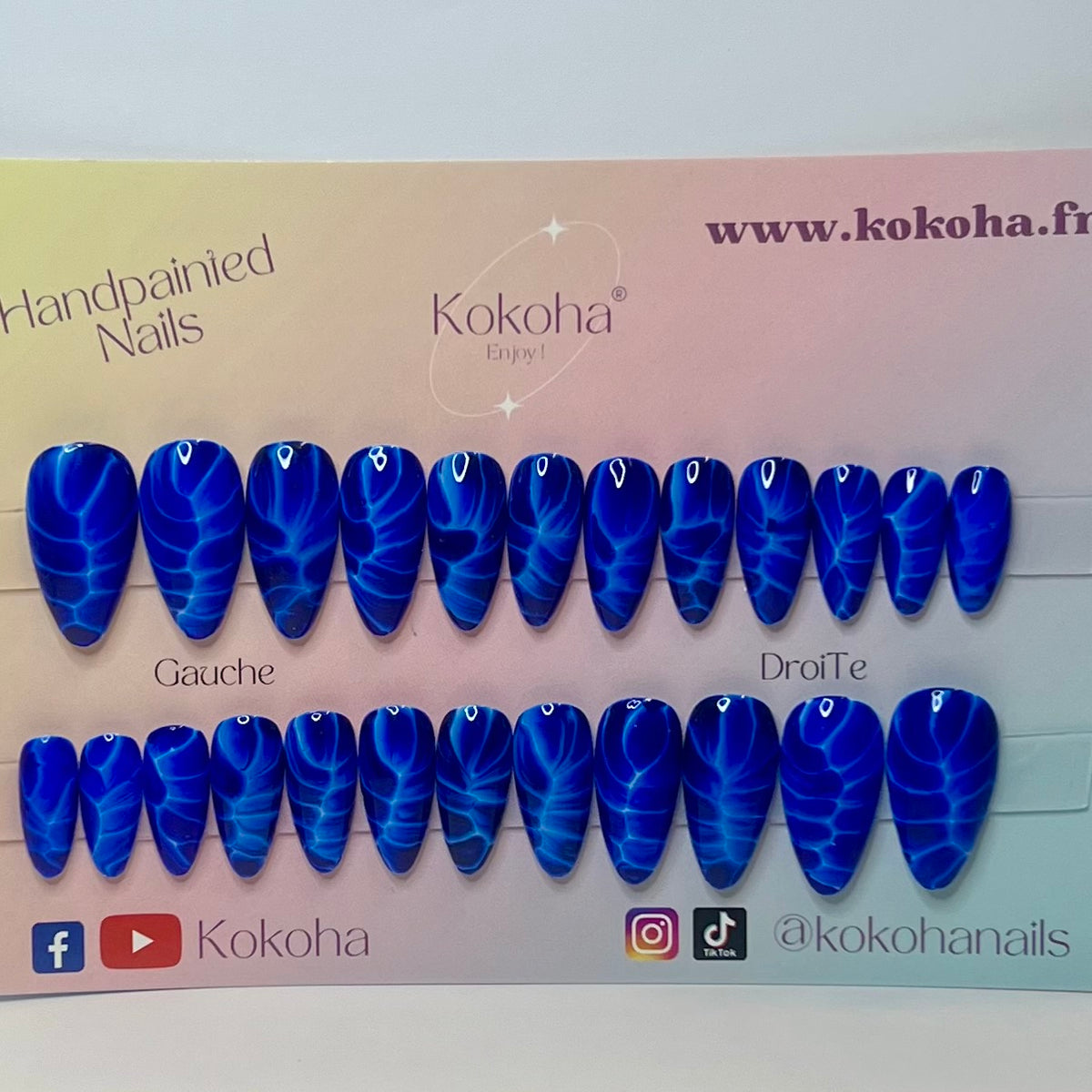 Capsules Fast Nails F011 avec effet bleu électrique sur fond blanc