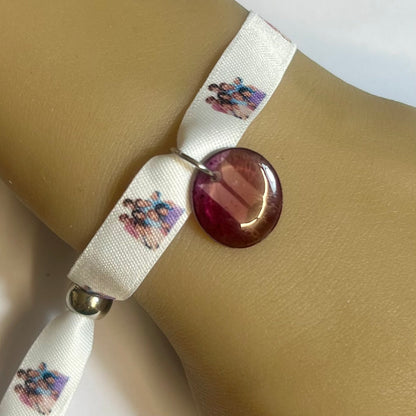 Bracelet en tissu blanc imprimé BTS avec charm assorti et fermeture réglable – Kokoha