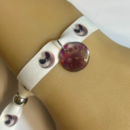 Bracelet en tissu blanc imprimé Mr Jack avec charm assorti et fermeture réglable – Kokoha