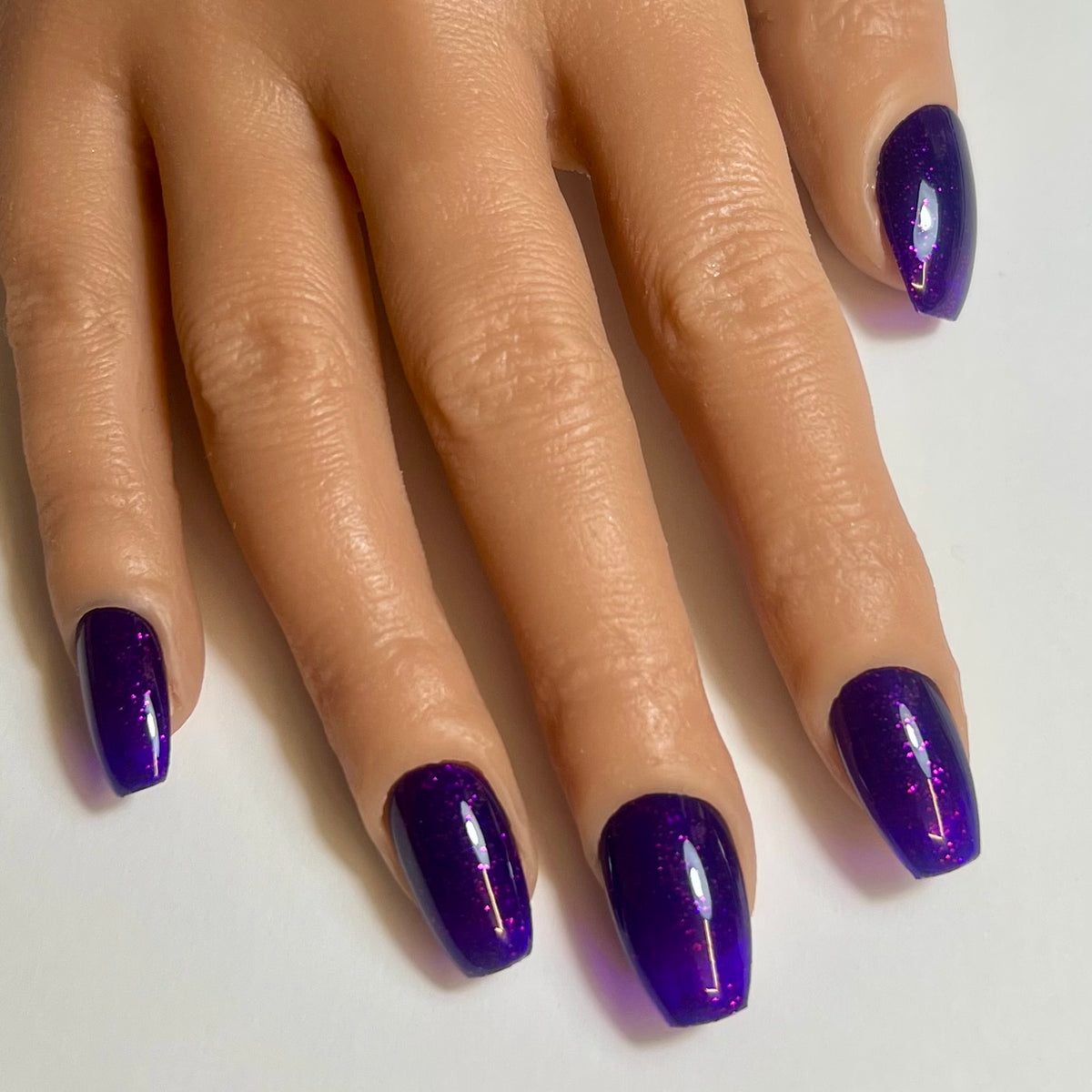 Press On Nails Kokoha modèle 014 oval violets pailletés portés sur les ongles