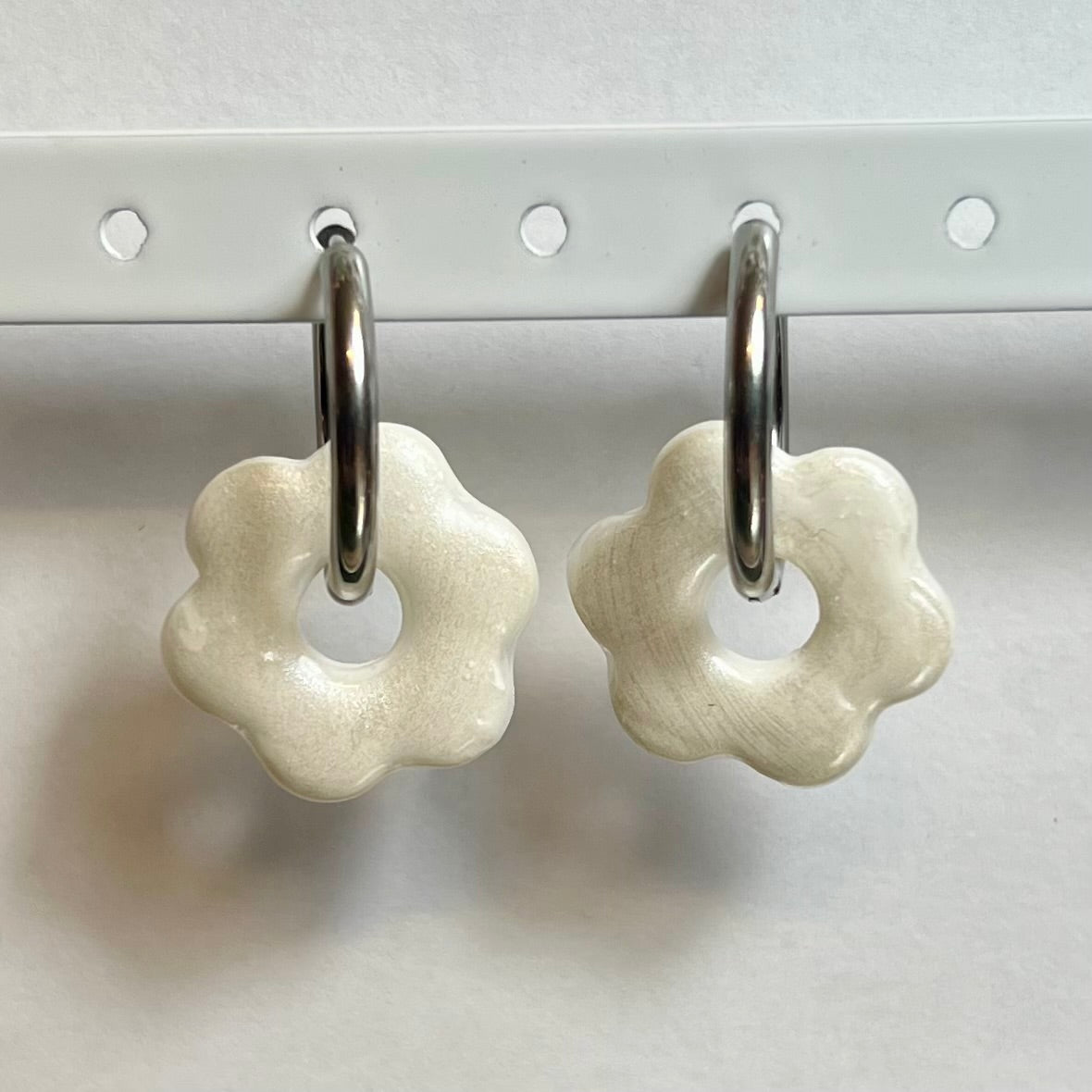 Pampilles Flora (20mm) – Paires de fleurs en pâte polymère (sans créoles)