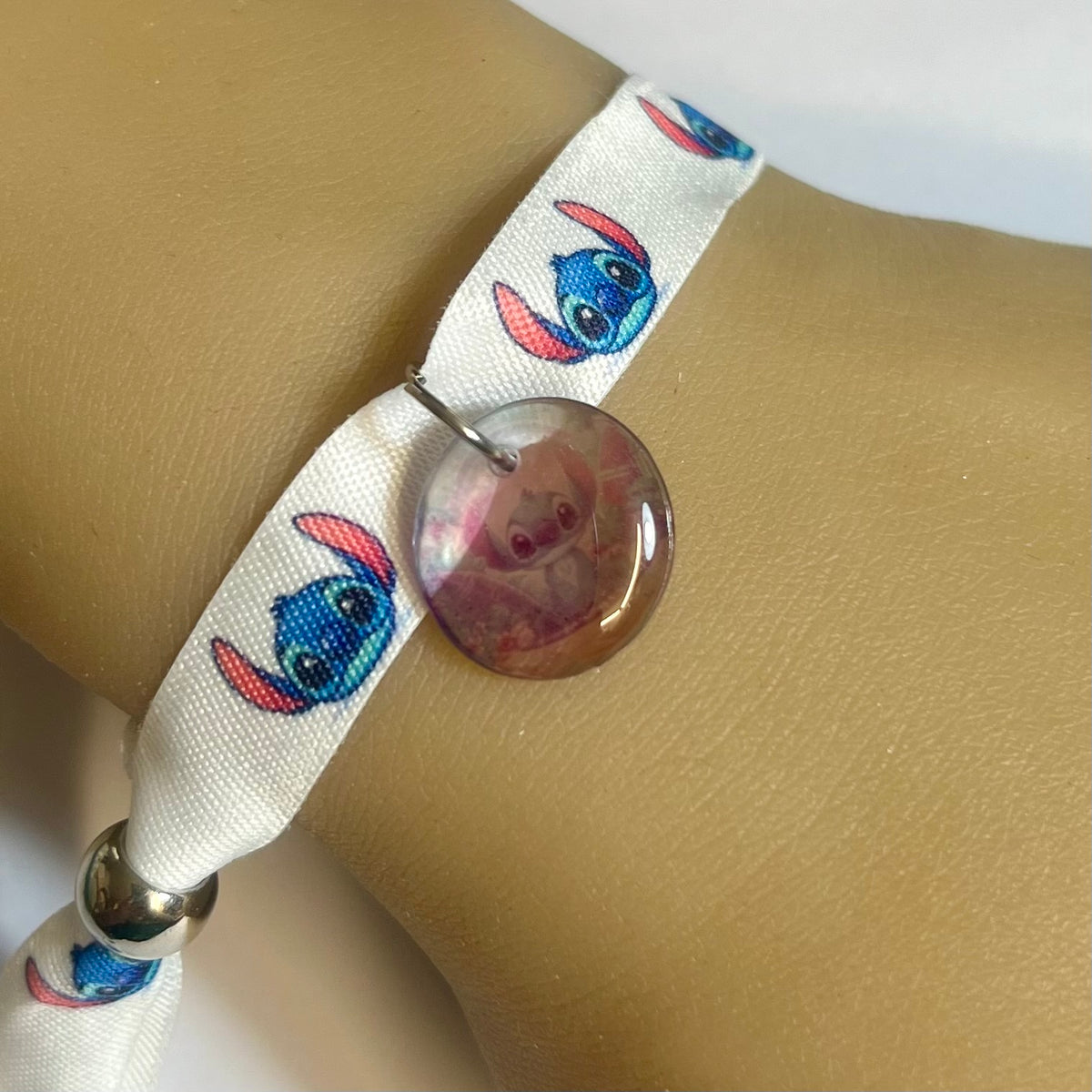 Bracelet en tissu blanc imprimé Stitch avec charm assorti et fermeture réglable – Kokoha