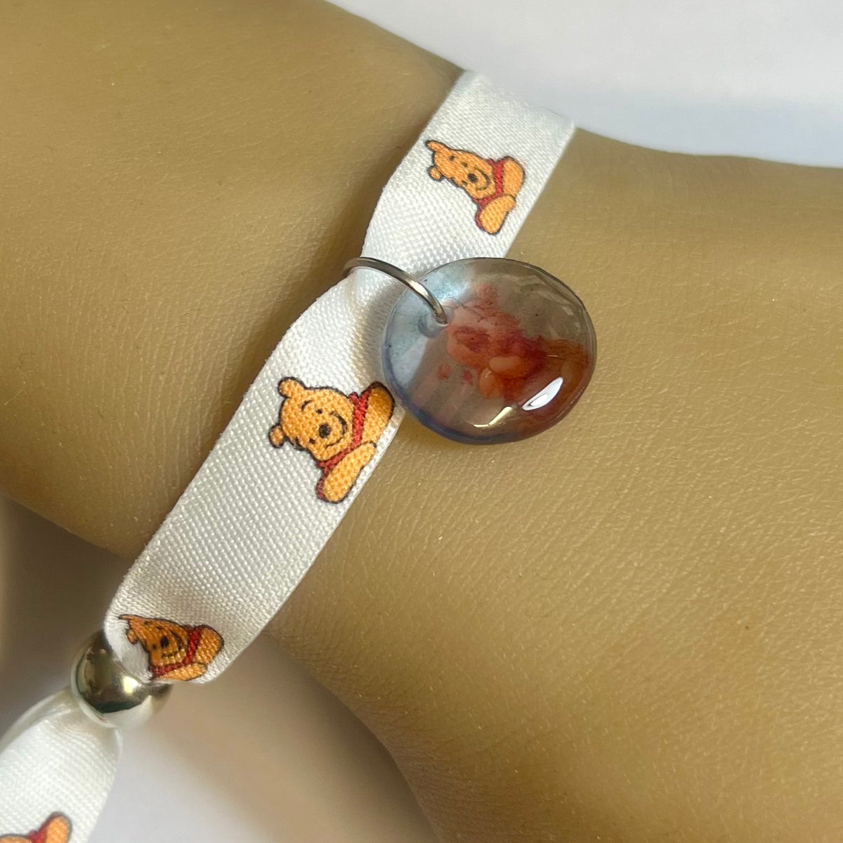 Bracelet en tissu blanc imprimé Winnie avec charm assorti et fermeture réglable – Kokoha