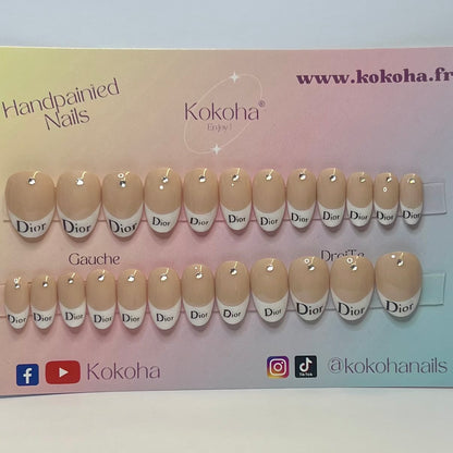 Gros plan des strass sur les Fast Nails F015 French