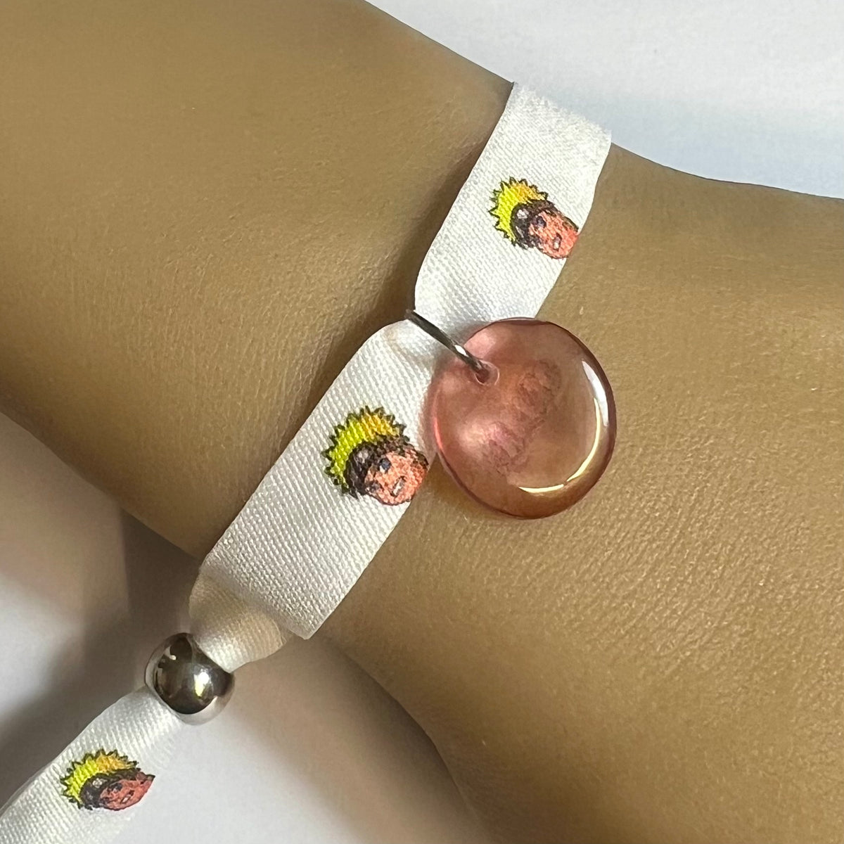 Bracelet en tissu blanc imprimé Naruto avec charm assorti et fermeture réglable – Kokoha