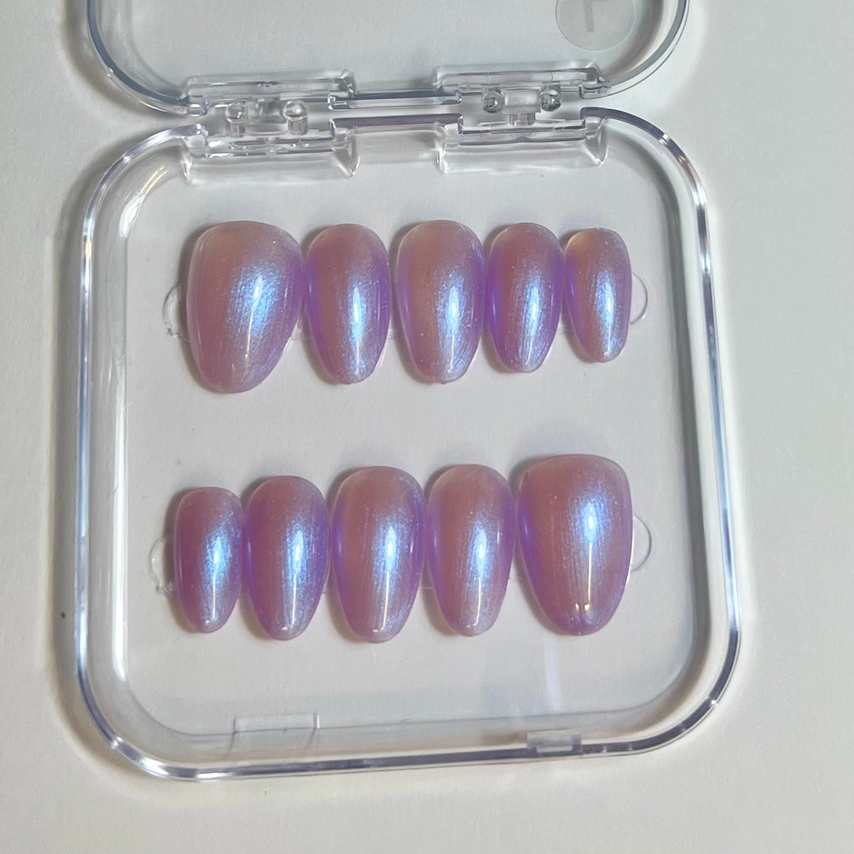 Press On Nails Kokoha modèle 017 Oval rose bleu lilas irisés dans leur boîte