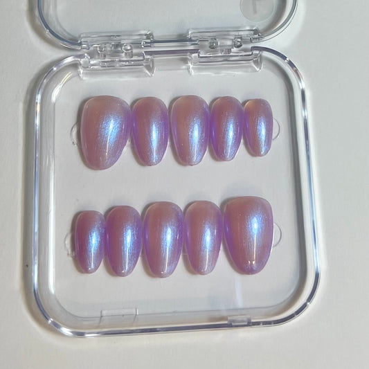 Press On Nails Kokoha modèle 017 Oval rose bleu lilas irisés dans leur boîte