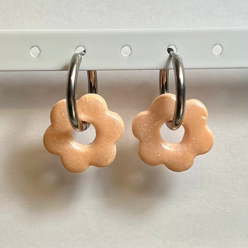 Pampilles Flora (20mm) – Paires de fleurs en pâte polymère (sans créoles)