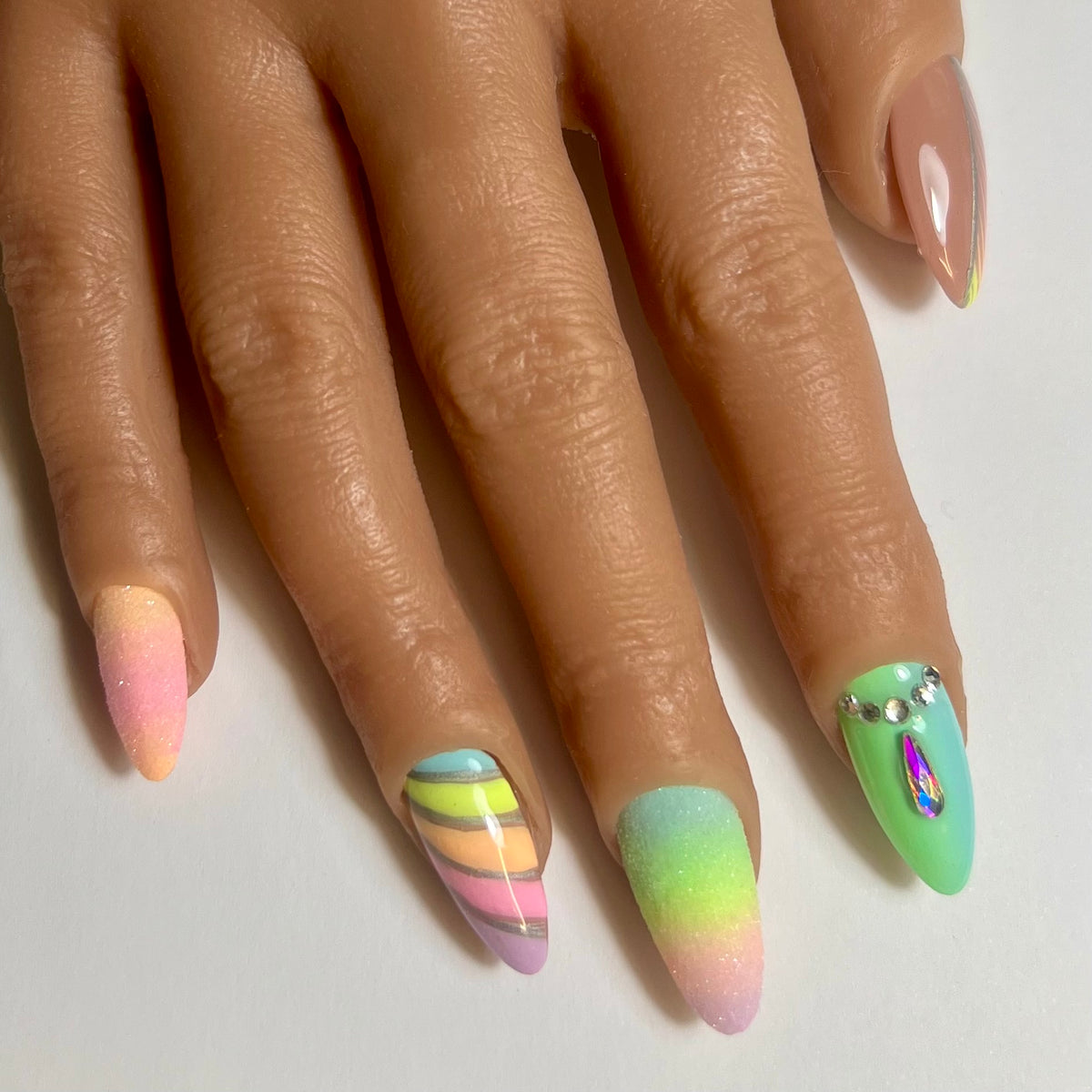 Press On Nails Kokoha modèle 013 amande dégradé pastel effet sucre et strass portés sur les ongles