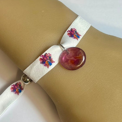 Bracelet en tissu blanc imprimé K pop demon hunter avec charm assorti et fermeture réglable – Kokoha