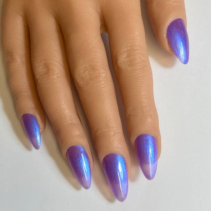 Press On Nails Kokoha modèle 018 amande violet et bleu à reflets portés sur les ongles
