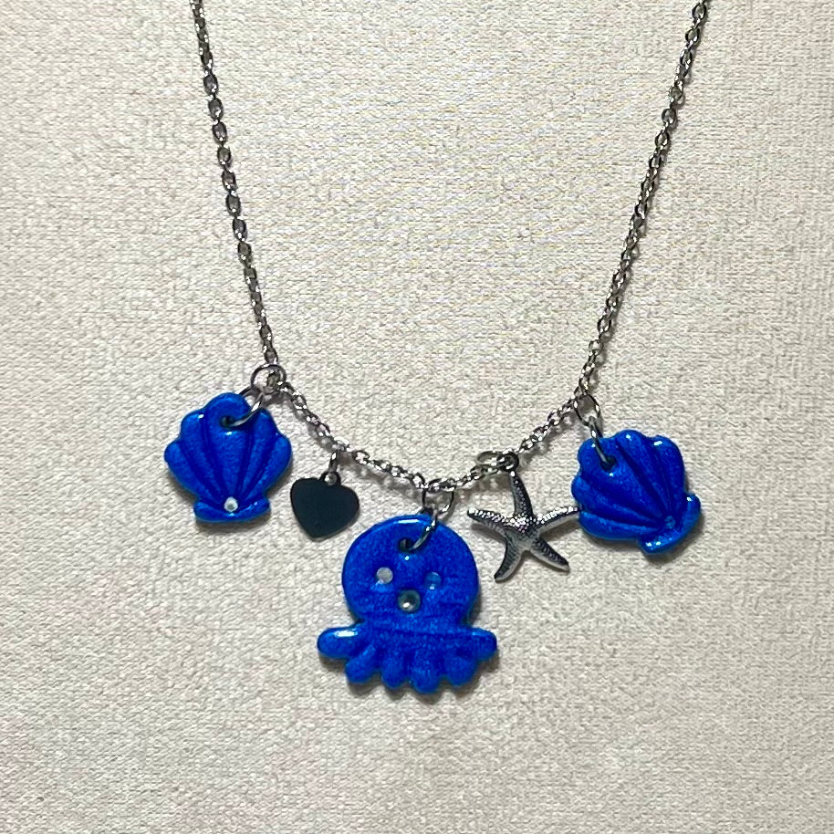 Collier Poulpy – Bijou marin fait main en acier inoxydable et pâte polymère métallisée (4 coloris)