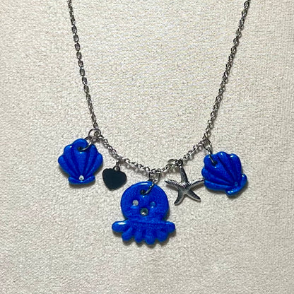 Collier Poulpy – Bijou marin fait main en acier inoxydable et pâte polymère métallisée (4 coloris)