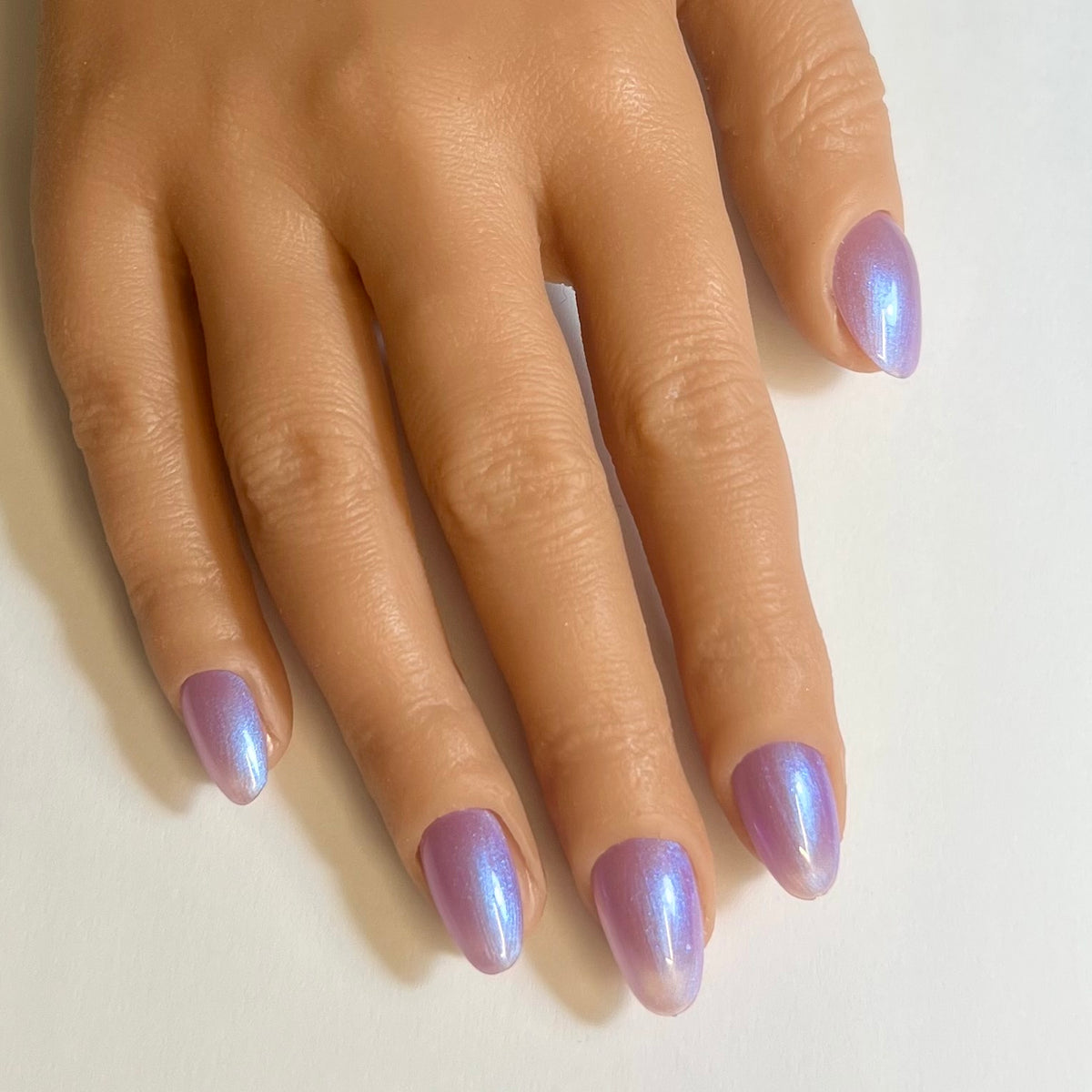 Press On Nails Kokoha modèle 017 Oval rose bleu lilas irisés portés sur les ongles
