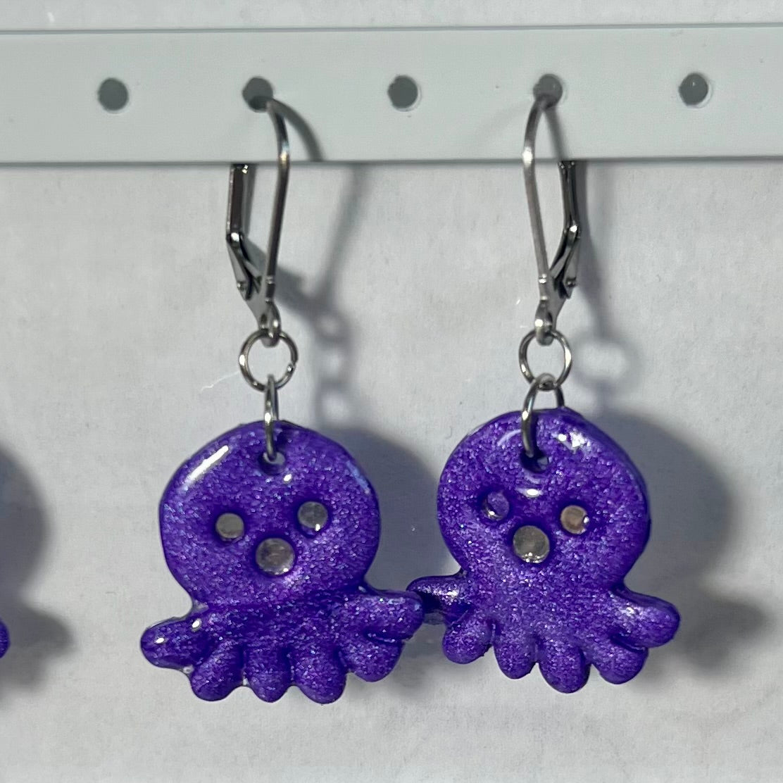 Boucles d'Oreilles Poulpy – Bijou marin fait main en acier inoxydable et pâte polymère métallisée (4 coloris)