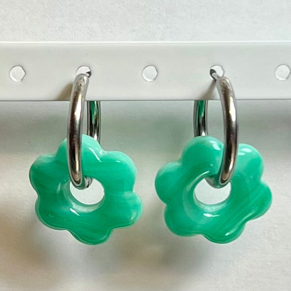 Pampilles Flora (20mm) – Paires de fleurs en pâte polymère (sans créoles)
