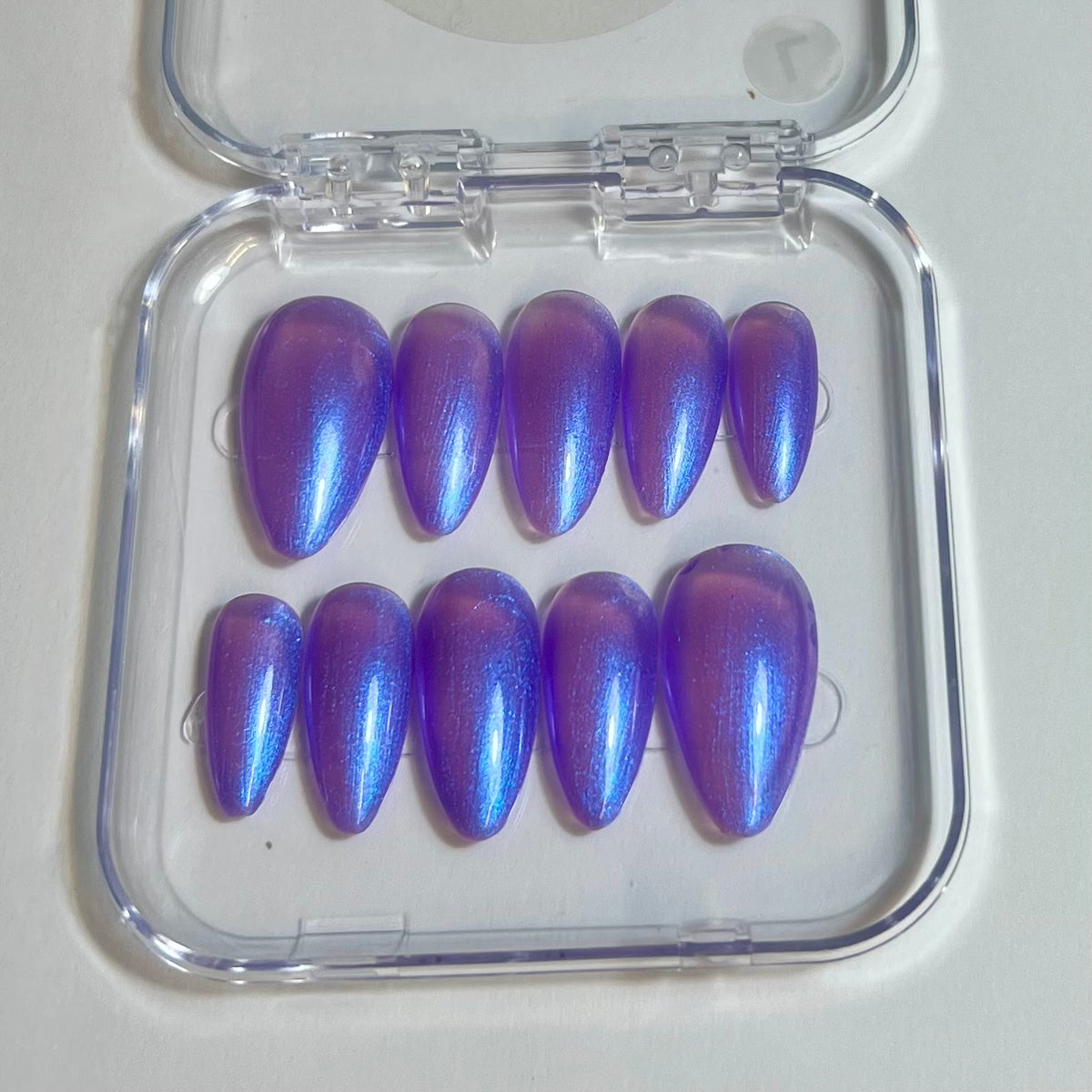 Press On Nails Kokoha modèle 018 amande violet et bleu à reflets dans leur boîte