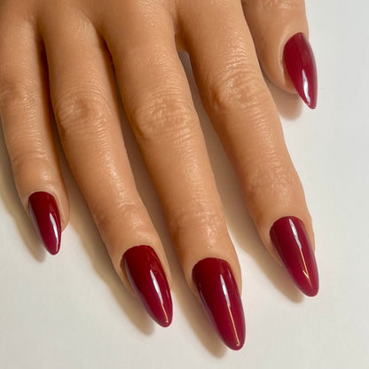 Press On Nails Kokoha modèle 001 amande rouge bordeaux portés sur les ongles