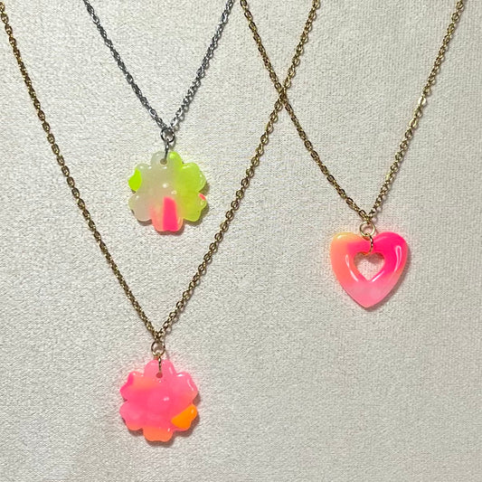 Collier Fluo – Acier inoxydable et pâte polymère | Fleur ou Cœur translucide fluo